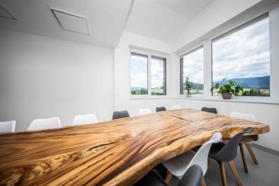 DOLNÝ KUBÍN - ZASADACÍ STÔL