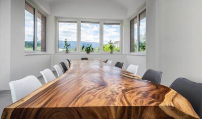 DOLNÝ KUBÍN - ZASADACÍ STÔL