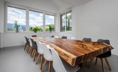 DOLNÝ KUBÍN - ZASADACÍ STÔL