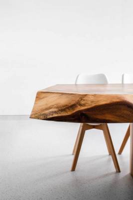 DOLNÝ KUBÍN - ZASADACÍ STÔL