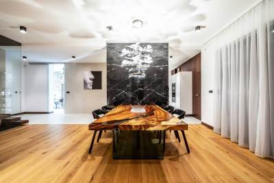 RUSOVCE - JEDÁLENSKÝ STÔL