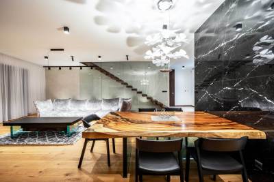 RUSOVCE - JEDÁLENSKÝ STÔL