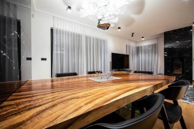 RUSOVCE - JEDÁLENSKÝ STÔL